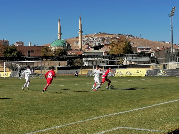 Bayburt Özel İdarespor kendi sahasında  Batman Petrol Sporla 12. haftada berabere kaldı