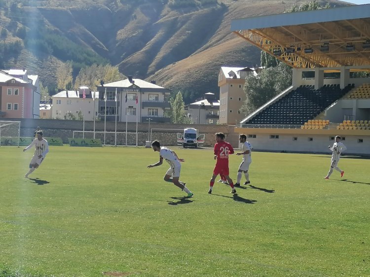 Bayburt Özel İdarespor kendi sahasında  Batman Petrol Sporla 12. haftada berabere kaldı