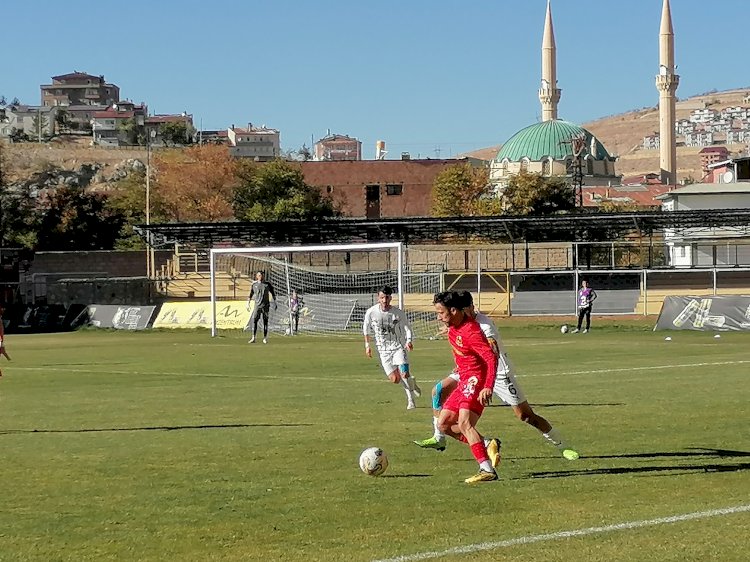 Bayburt Özel İdarespor kendi sahasında  Batman Petrol Sporla 12. haftada berabere kaldı