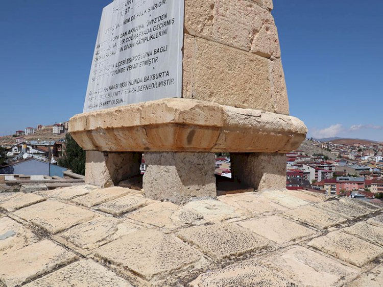 Şair Zihni Türbesi