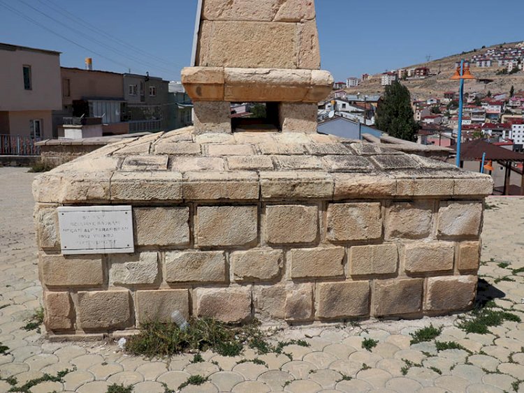 Şair Zihni Türbesi