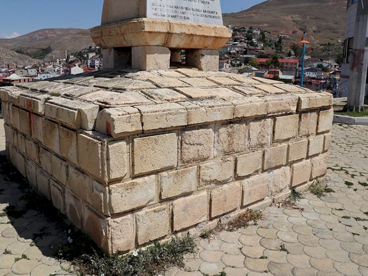 Şair Zihni Türbesi