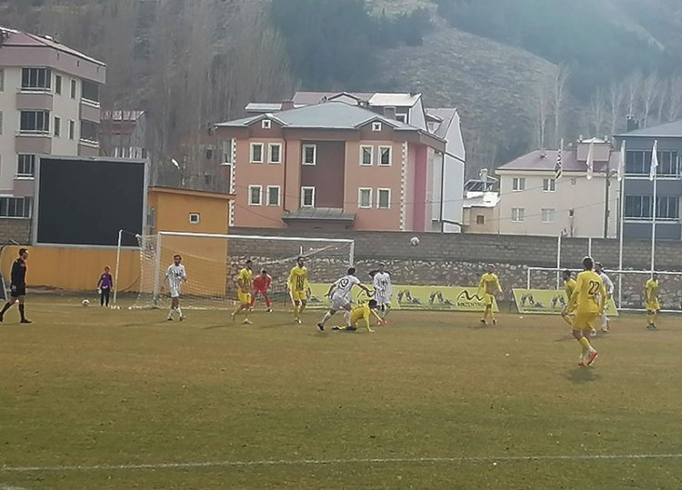 Bayburt Özel İdarespor ilk yarının son maçında Sahasında Tarsus İdman Yurdu ile berabere kaldı